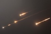 摇卦问事伊朗以导弹齐射回应以色列的大规模袭击